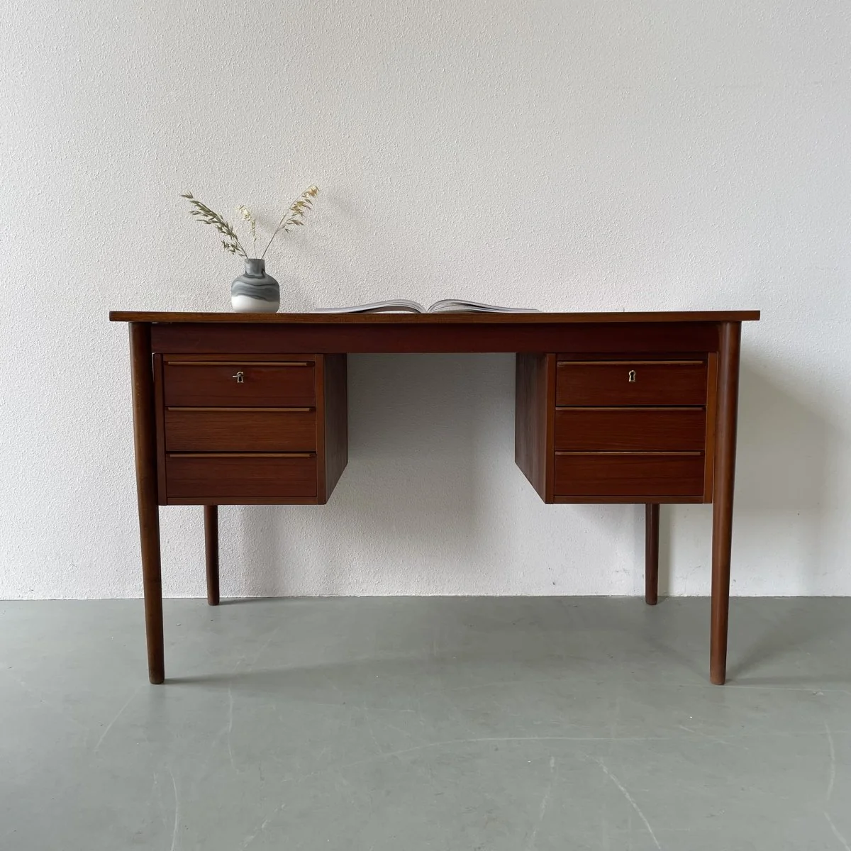 Bureau in teak - 51Dnspod | Smaakvolle damp – Verzendkosten vrij vanaf 40€ Bureau in teak - 51Dnspod | Smaakvolle damp – Verzendkosten vrij vanaf 40€