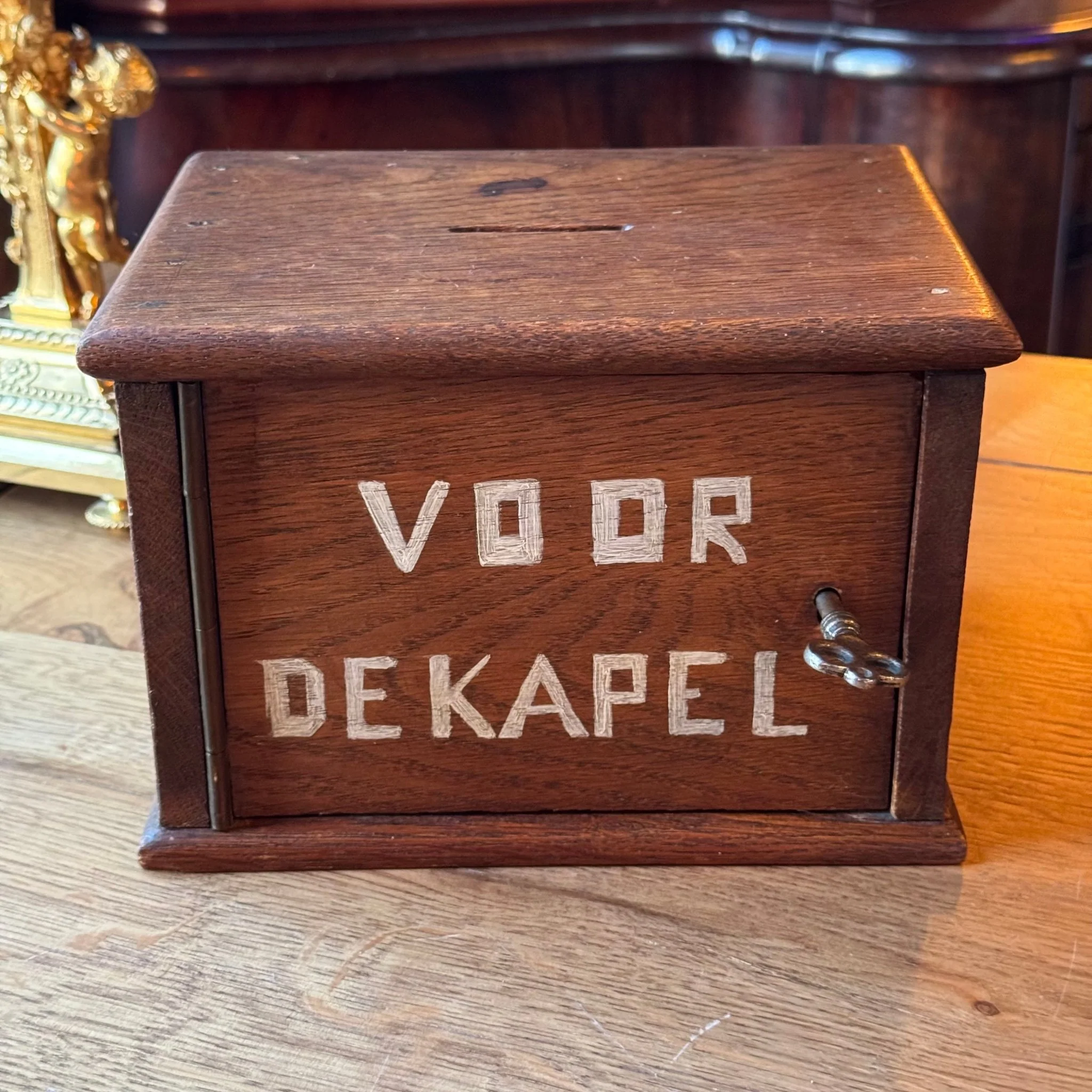 Antieke Houten Collectebus met Sleutel “Voor de Kapel” – Kerkelijk Erfgoed ca. 1900 - 51Dnspod | Smaakvolle damp – Verzendkosten vrij vanaf 40€ Antieke Houten Collectebus met Sleutel “Voor de Kapel” – Kerkelijk Erfgoed ca. 1900 - 51Dnspod | Smaakvolle damp – Verzendkosten vrij vanaf 40€