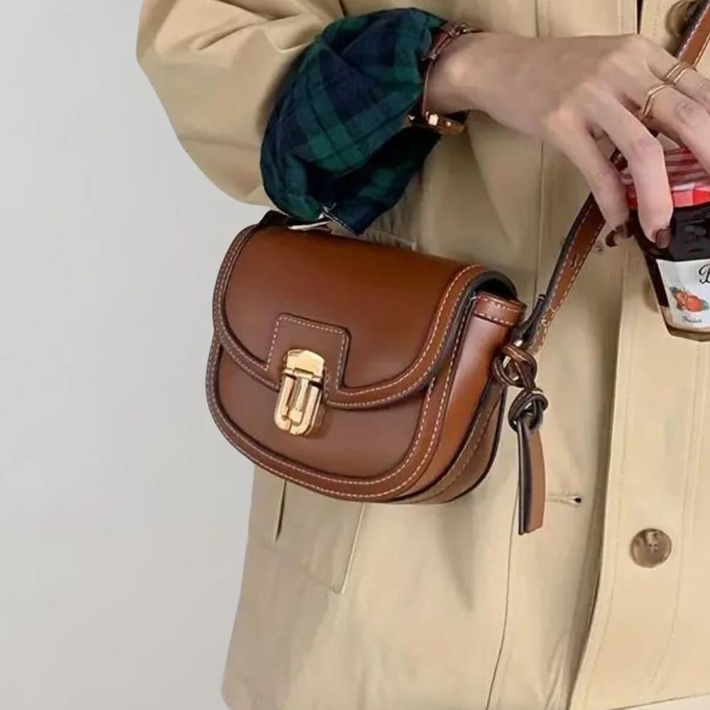 Ailo - Crossbody tas met klepje - 51Dnspod | Smaakvolle damp – Verzendkosten vrij vanaf 40€ Ailo - Crossbody tas met klepje - 51Dnspod | Smaakvolle damp – Verzendkosten vrij vanaf 40€