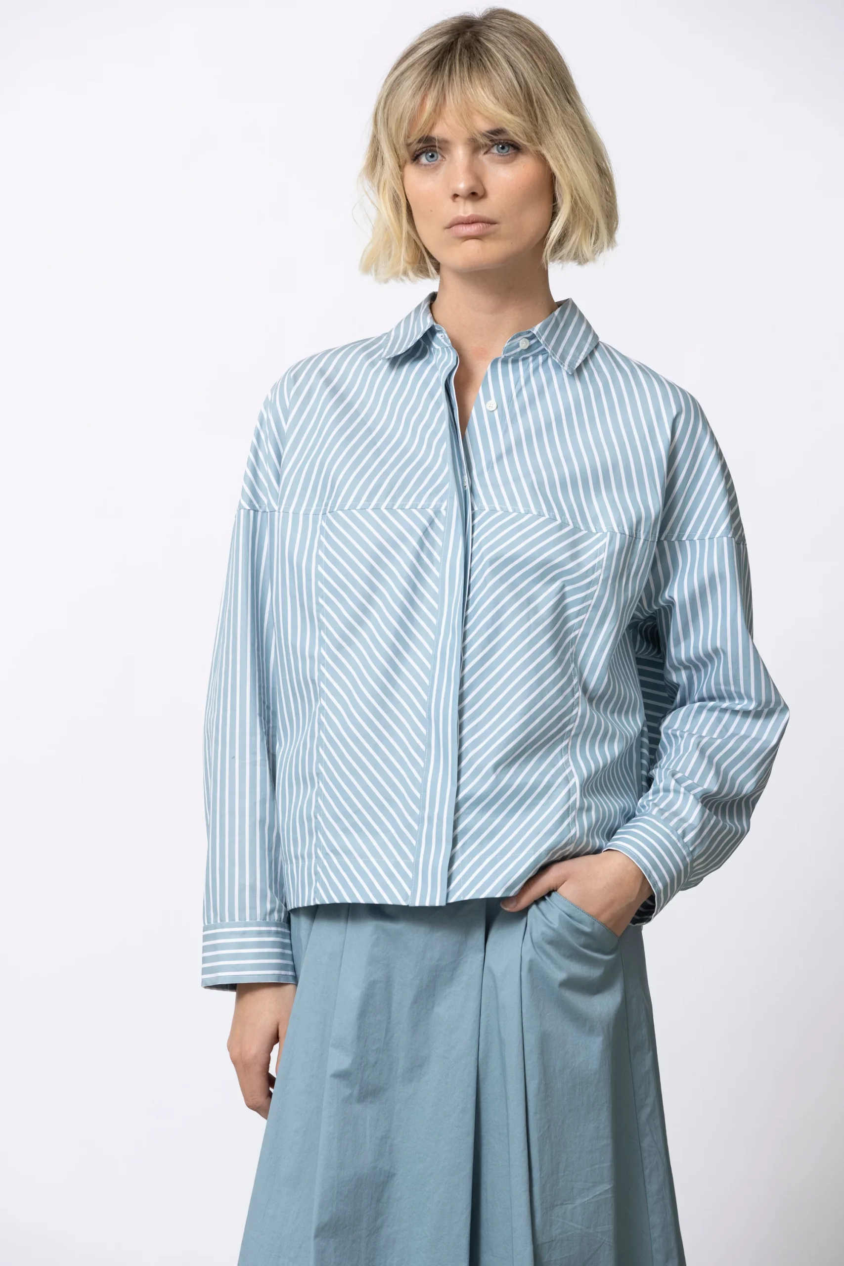 Bloes Blauw Gigue ( Helmo2 244/601 ) - 51Dnspod | Smaakvolle damp – Verzendkosten vrij vanaf 40€ Bloes Blauw Gigue ( Helmo2 244/601 ) - 51Dnspod | Smaakvolle damp – Verzendkosten vrij vanaf 40€