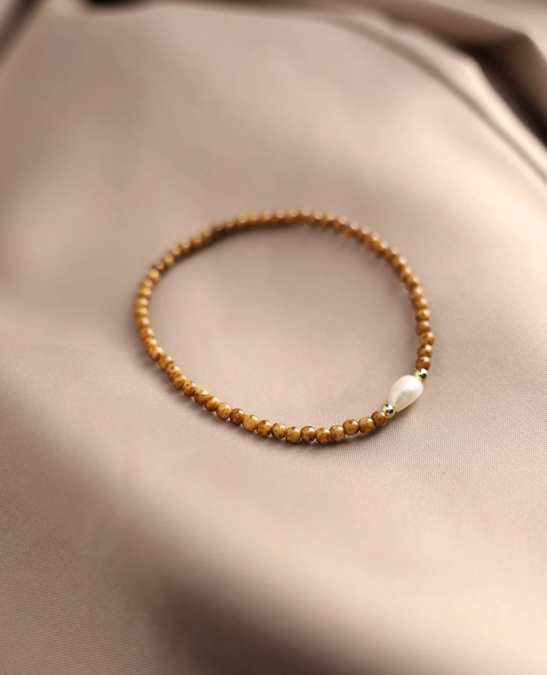 Bracelet Pearl | Hazelnut Brown - 51Dnspod | Smaakvolle damp – Verzendkosten vrij vanaf 40€ Bracelet Pearl | Hazelnut Brown - 51Dnspod | Smaakvolle damp – Verzendkosten vrij vanaf 40€