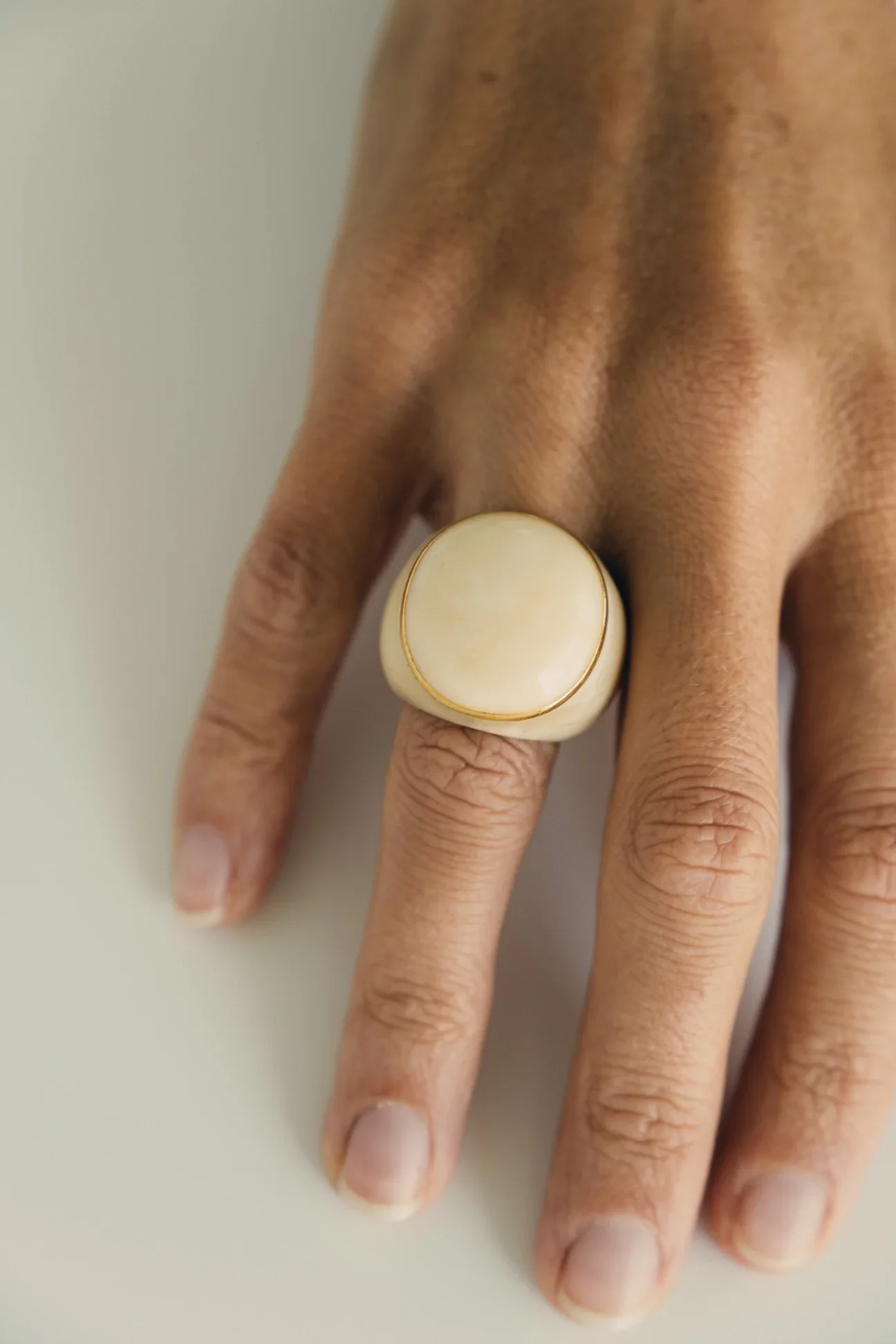 Adorn Bone Big Ring Natural Bone High Polish - 51Dnspod | Smaakvolle damp – Verzendkosten vrij vanaf 40€ Adorn Bone Big Ring Natural Bone High Polish - 51Dnspod | Smaakvolle damp – Verzendkosten vrij vanaf 40€
