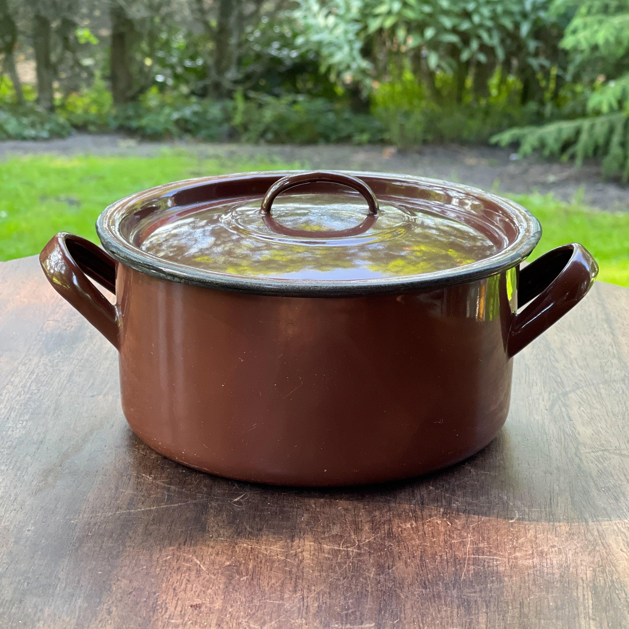 Bruine emaille pan met deksel - 51Dnspod | Smaakvolle damp – Verzendkosten vrij vanaf 40€ Bruine emaille pan met deksel - 51Dnspod | Smaakvolle damp – Verzendkosten vrij vanaf 40€