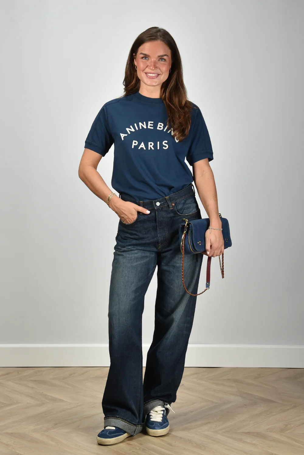 Anine Bing t-shirt Jaylin Paris A-08-11527-BEL26 dark blue - 51Dnspod | Smaakvolle damp – Verzendkosten vrij vanaf 40€ Anine Bing t-shirt Jaylin Paris A-08-11527-BEL26 dark blue - 51Dnspod | Smaakvolle damp – Verzendkosten vrij vanaf 40€