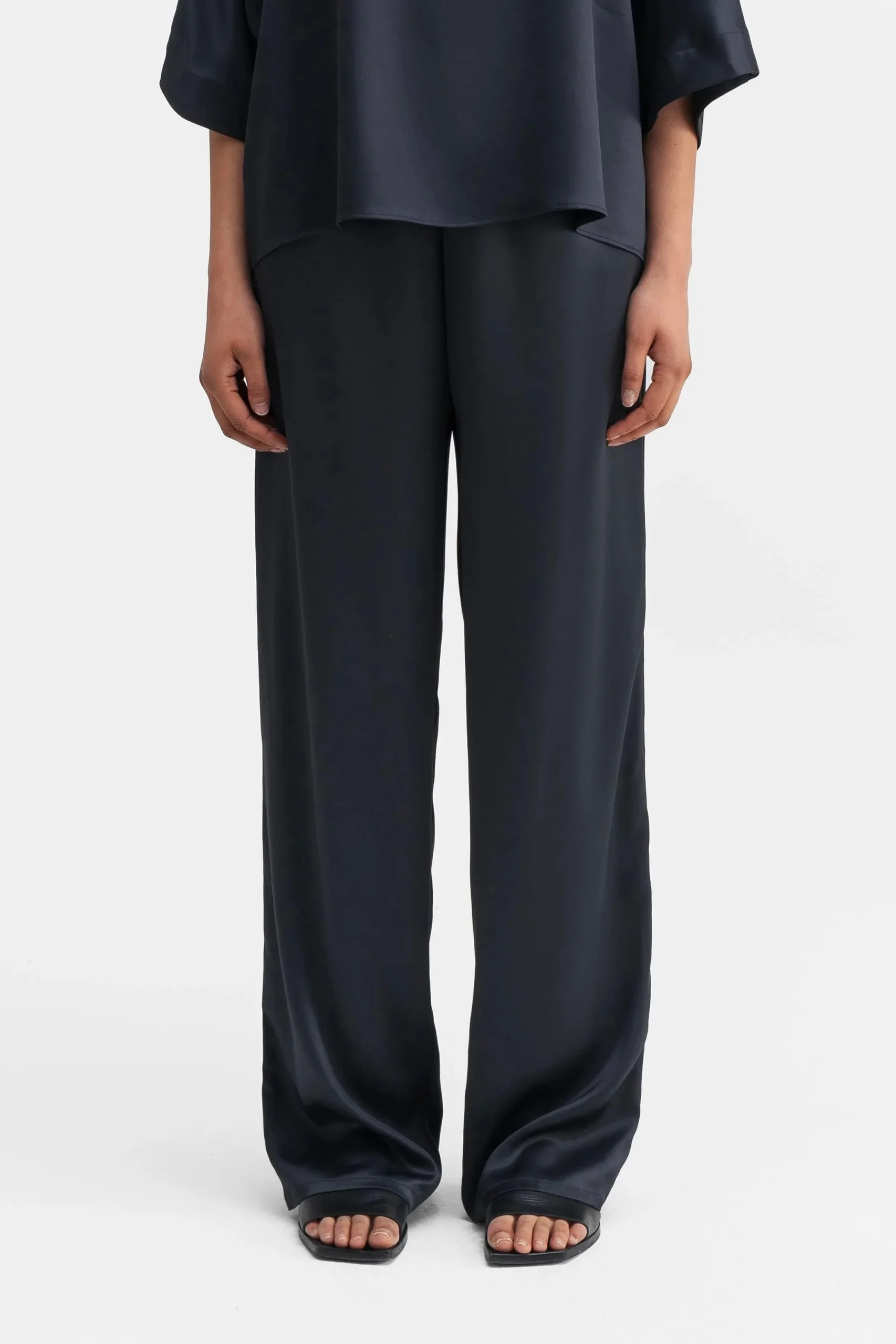 Ahlvar Gallery Ayla Satin Trousers Blue Grey - 51Dnspod | Smaakvolle damp – Verzendkosten vrij vanaf 40€ Ahlvar Gallery Ayla Satin Trousers Blue Grey - 51Dnspod | Smaakvolle damp – Verzendkosten vrij vanaf 40€