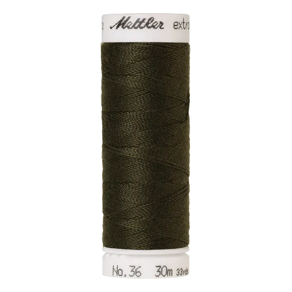 Amann Mettler – Extra sterk naaigaren 30m - 0663 Fir Forest - 51Dnspod | Smaakvolle damp – Verzendkosten vrij vanaf 40€