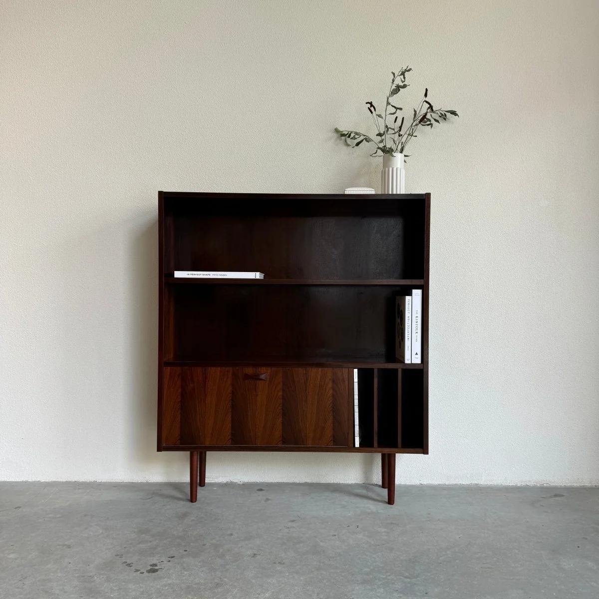 Boekenkast palissander met bar - 51Dnspod | Smaakvolle damp – Verzendkosten vrij vanaf 40€ Boekenkast palissander met bar - 51Dnspod | Smaakvolle damp – Verzendkosten vrij vanaf 40€